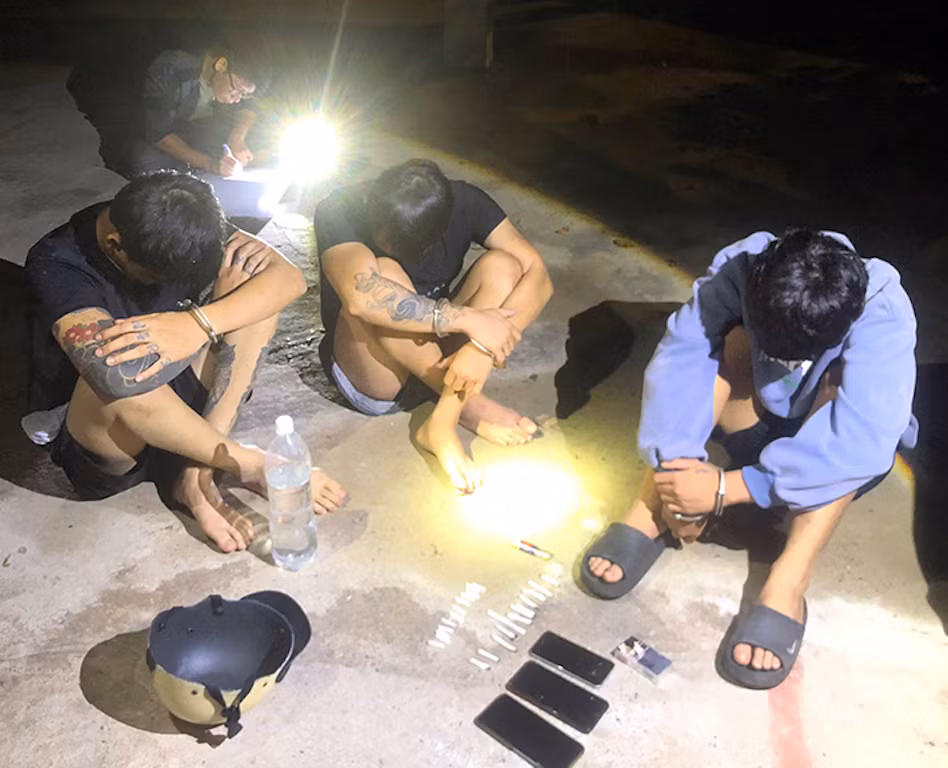 Các đối tượng cùng tang vật tại hiện trường.