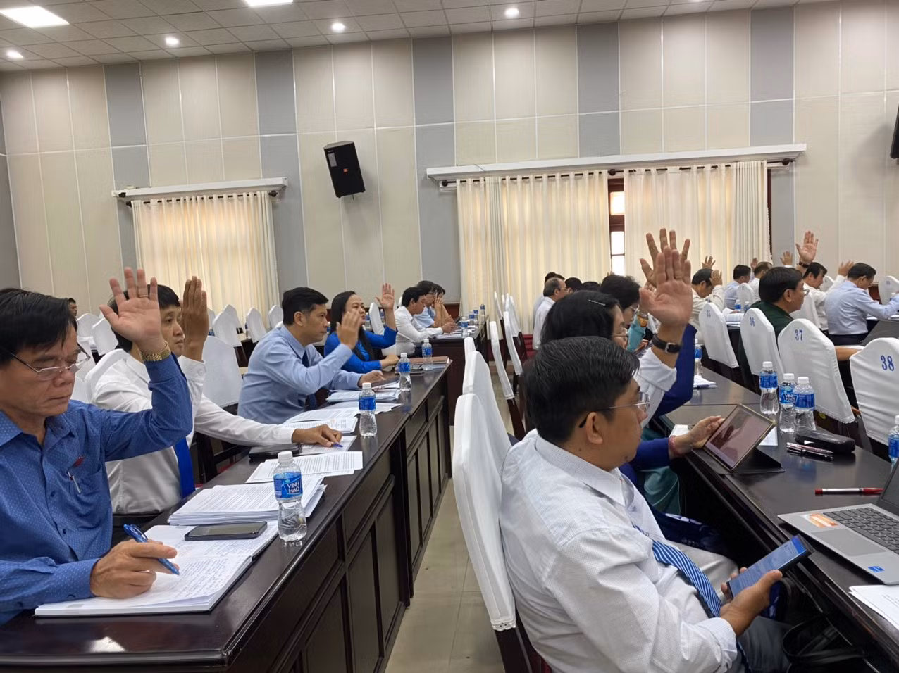 Các đại biểu HĐND tỉnh Bình Thuận khoá XI thông qua các nghị quyết.