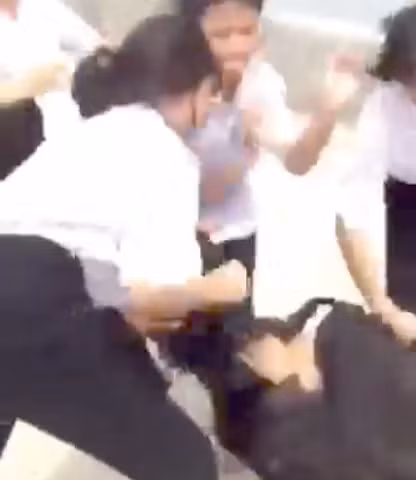 Cảnh em M. bị đánh.