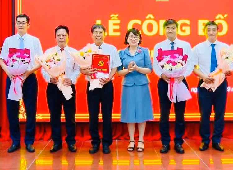 Bà Lê Thị Hải Duyên - Bí thư Đảng ủy Khối Cơ quan và Doanh nghiệp tỉnh Bình Thuận, trao quyết định thành lập Đảng bộ cơ sở Công ty TNHH MTV Xăng dầu Bình Thuận. Ảnh: Báo Bình Thuận.