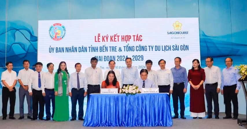Lãnh đạo Saigontourist Group và tỉnh Bến Tre thực hiện nghi thức ký kết hợp tác.