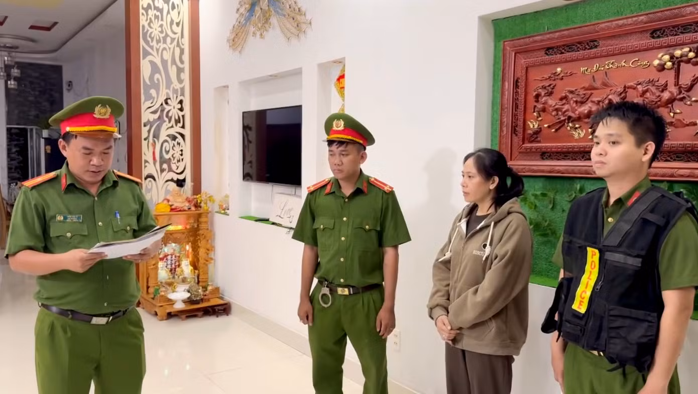 Cơ quan CSĐT Công an huyện Tuy Phong thi hành lệnh bắt Phạm Thị Nương.