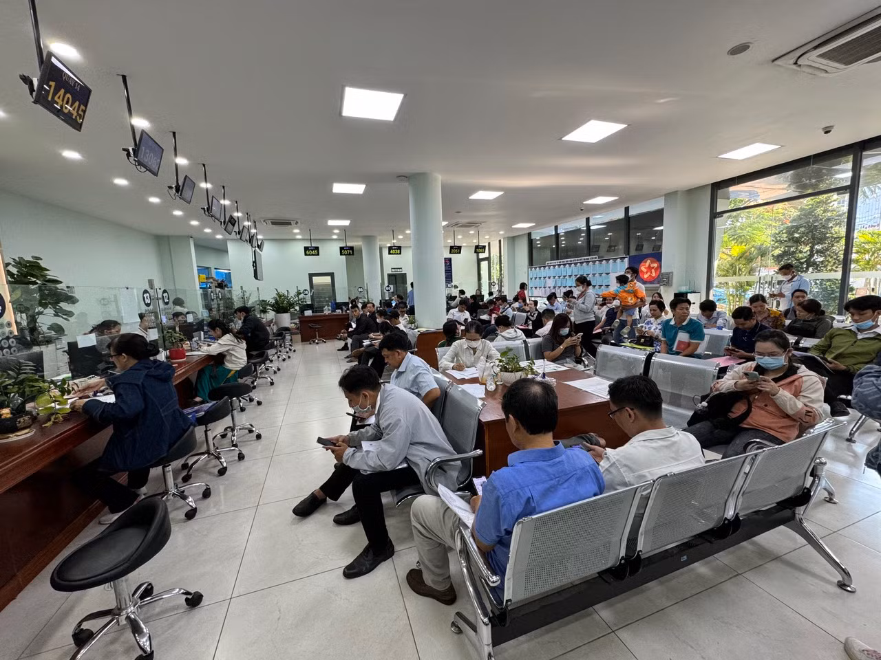 Người dân TPHCM đã đổ xô đi làm thủ tục đất đai.