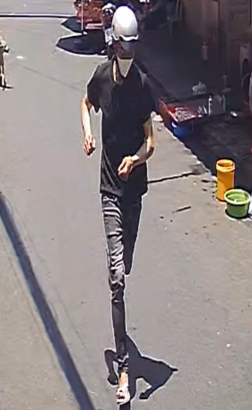 Đối tượng N.T.T. giật chiếc lắc vàng rồi bỏ chạy.
