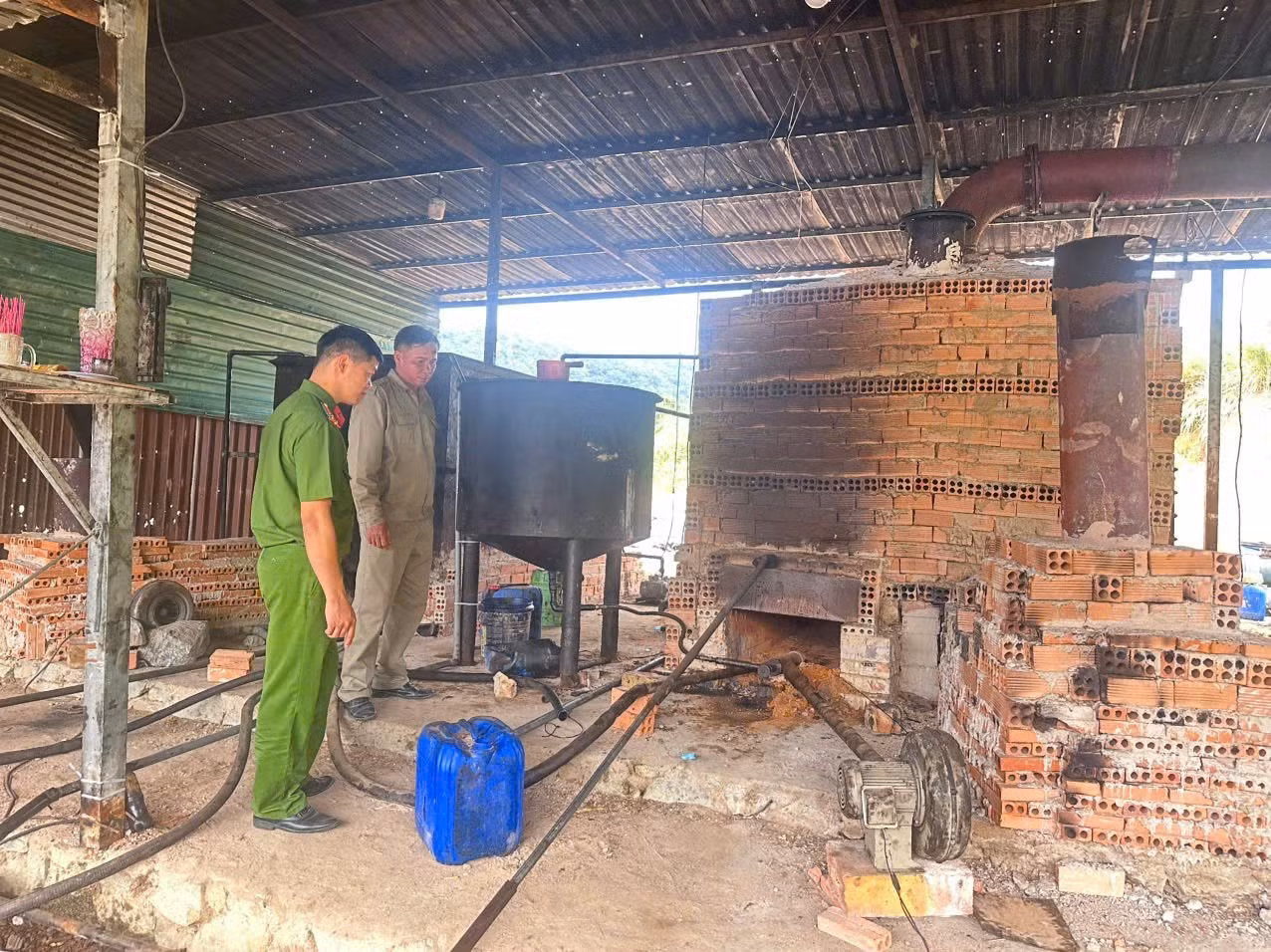 Hệ thống máy móc tái chế nhớt thải.