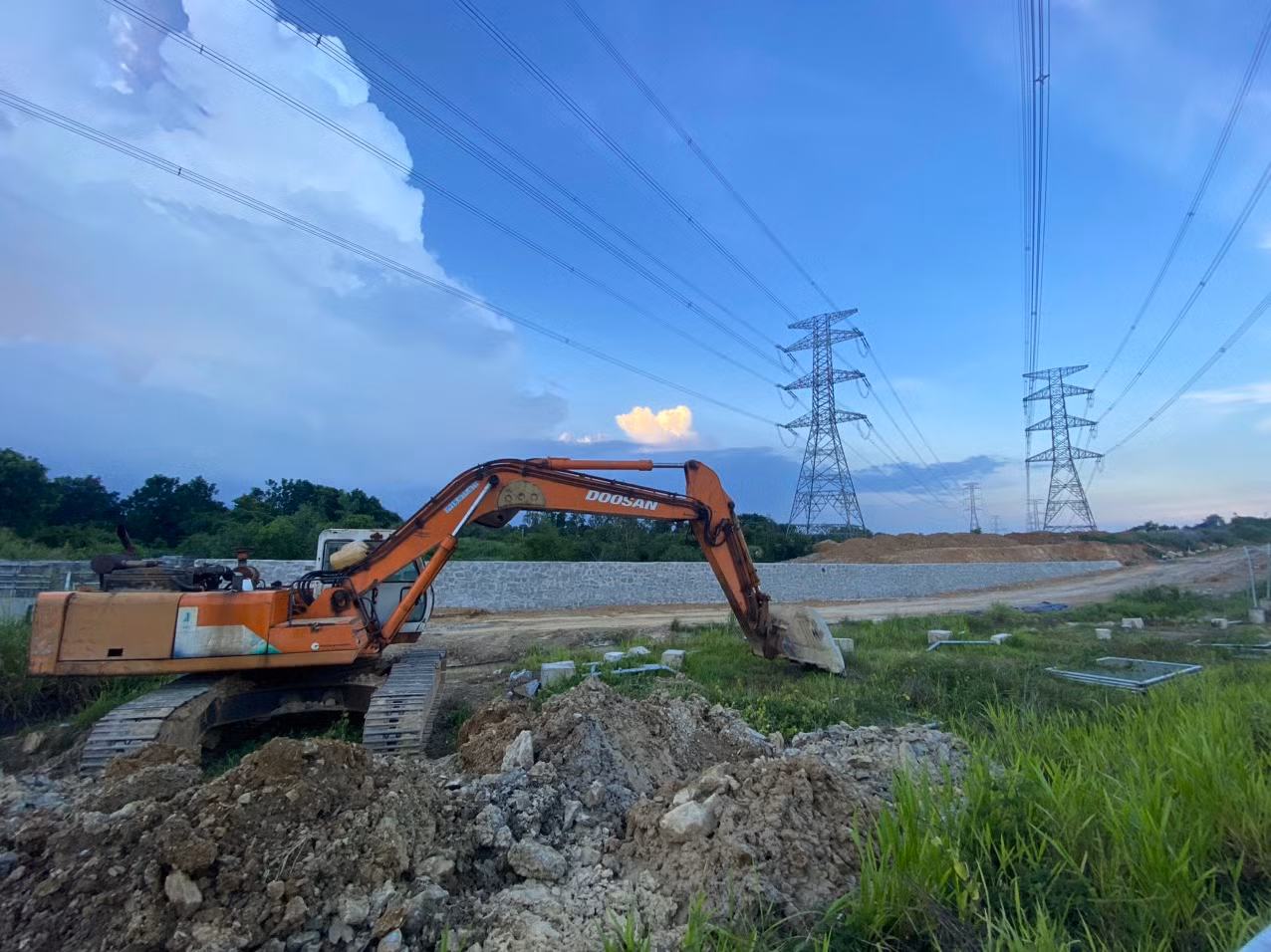 Máy móc được huy động đến cao tốc Phan Thiết - Dầu Giây thi công hệ thống thoát nước.