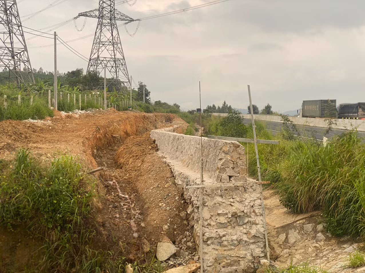 Ngoài thi công hai bức tường, các đơn vị liên quan còn đào hố sâu làm hồ điều hòa bên cạnh tuyến chính cao tốc và hệ thống đặt trạm bơm nước.