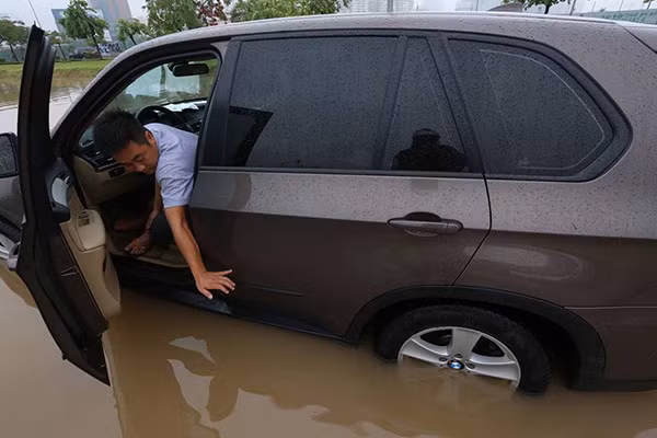 Những chiếc ô tô trông chờ... cứu hộ ảnh 3