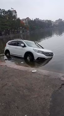 Những chiếc ô tô trông chờ... cứu hộ ảnh 4
