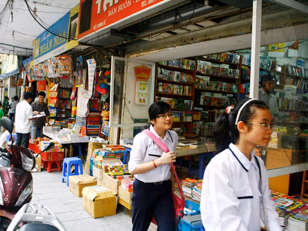 Phố Đinh Lễ (Hà Nội) tràn ngập của hàng sách