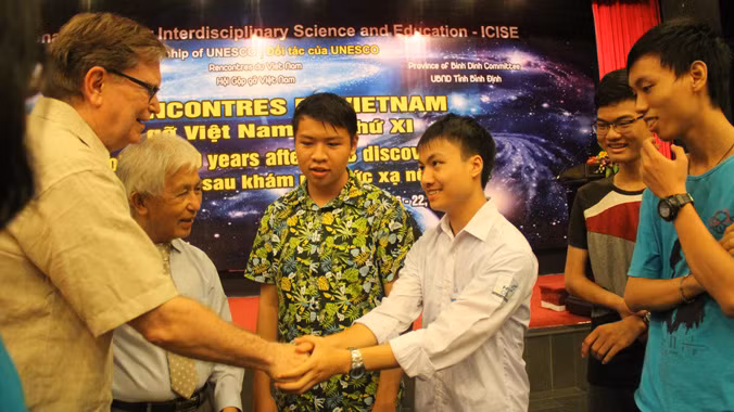 Giáo sư Nobel Vật lý gặp mặt, tặng quà cho học sinh ưu tú ảnh 3