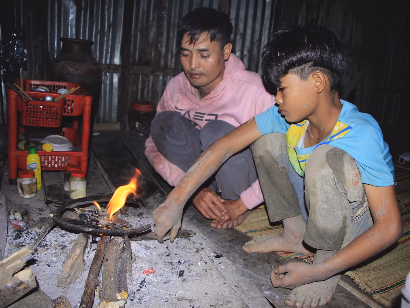 Đinh Văn Nguyên cùng bố nhóm bếp