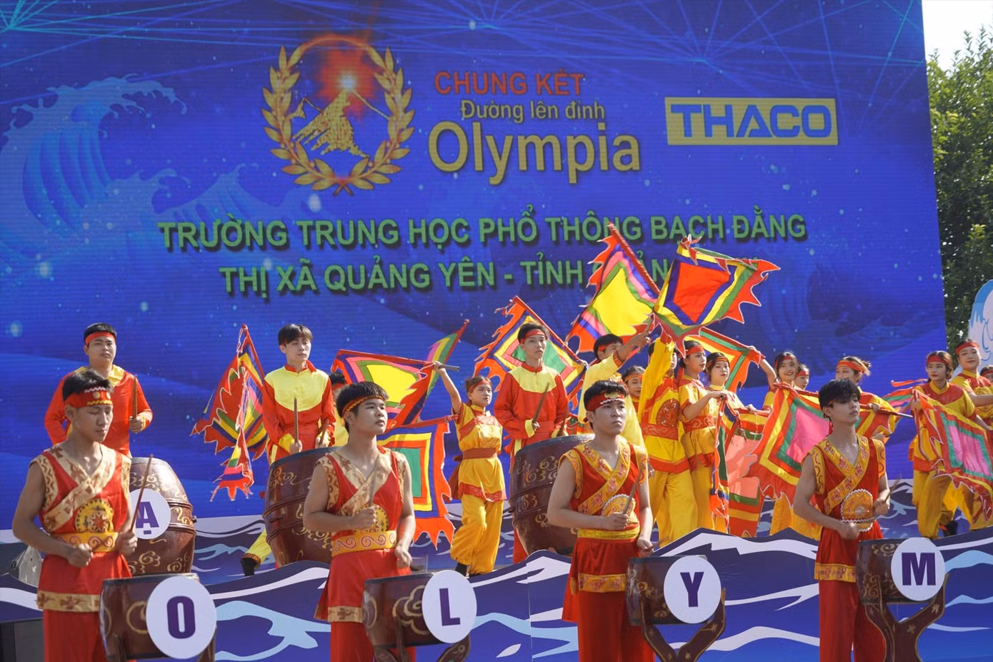 Tiết mục cổ động tái hiện hình ảnh chiến thắng Bạch Đằng để tiếp sức cho Nguyễn Hoàng Khánh