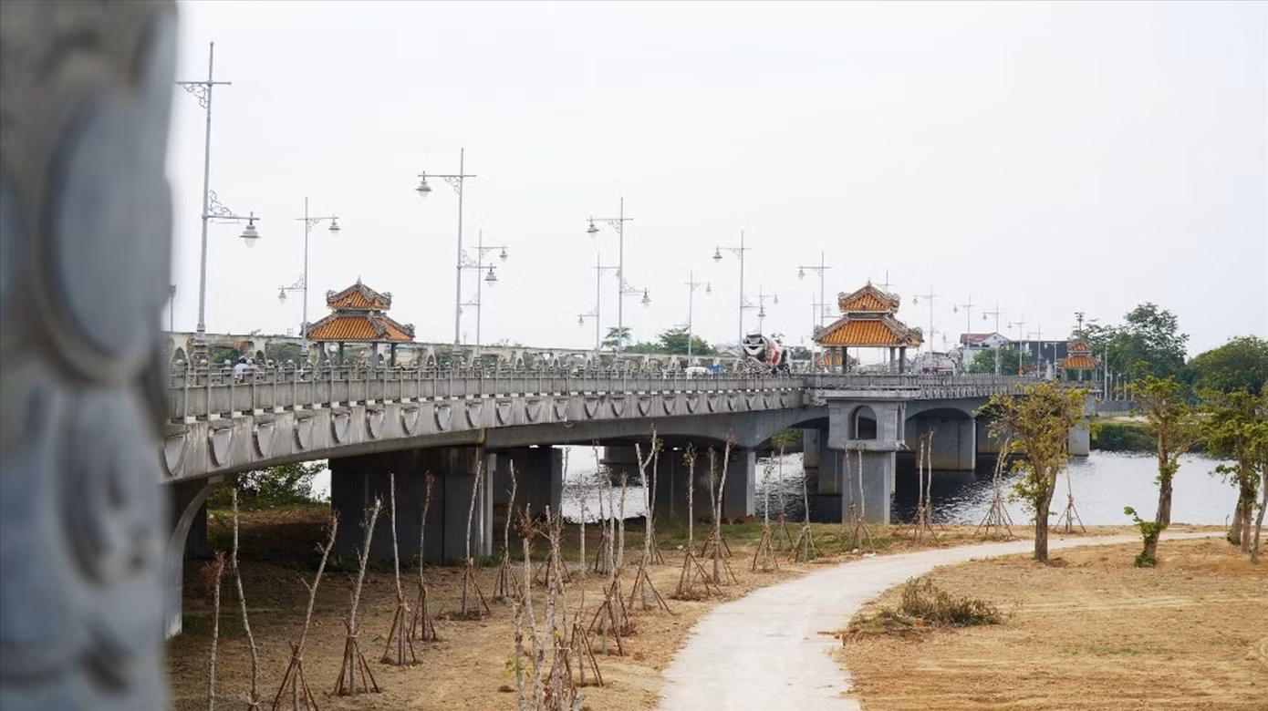 Bắc qua cồn Dã Viên và sông Hương có một cây cầu đường bộ cũng mang tên Dã Viên