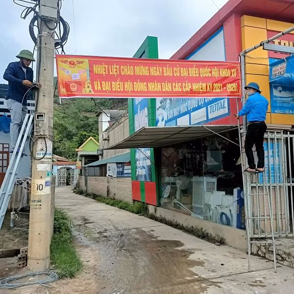 Đoàn viên thanh niên treo băng khẩu hiệu tuyên truyền bầu cử