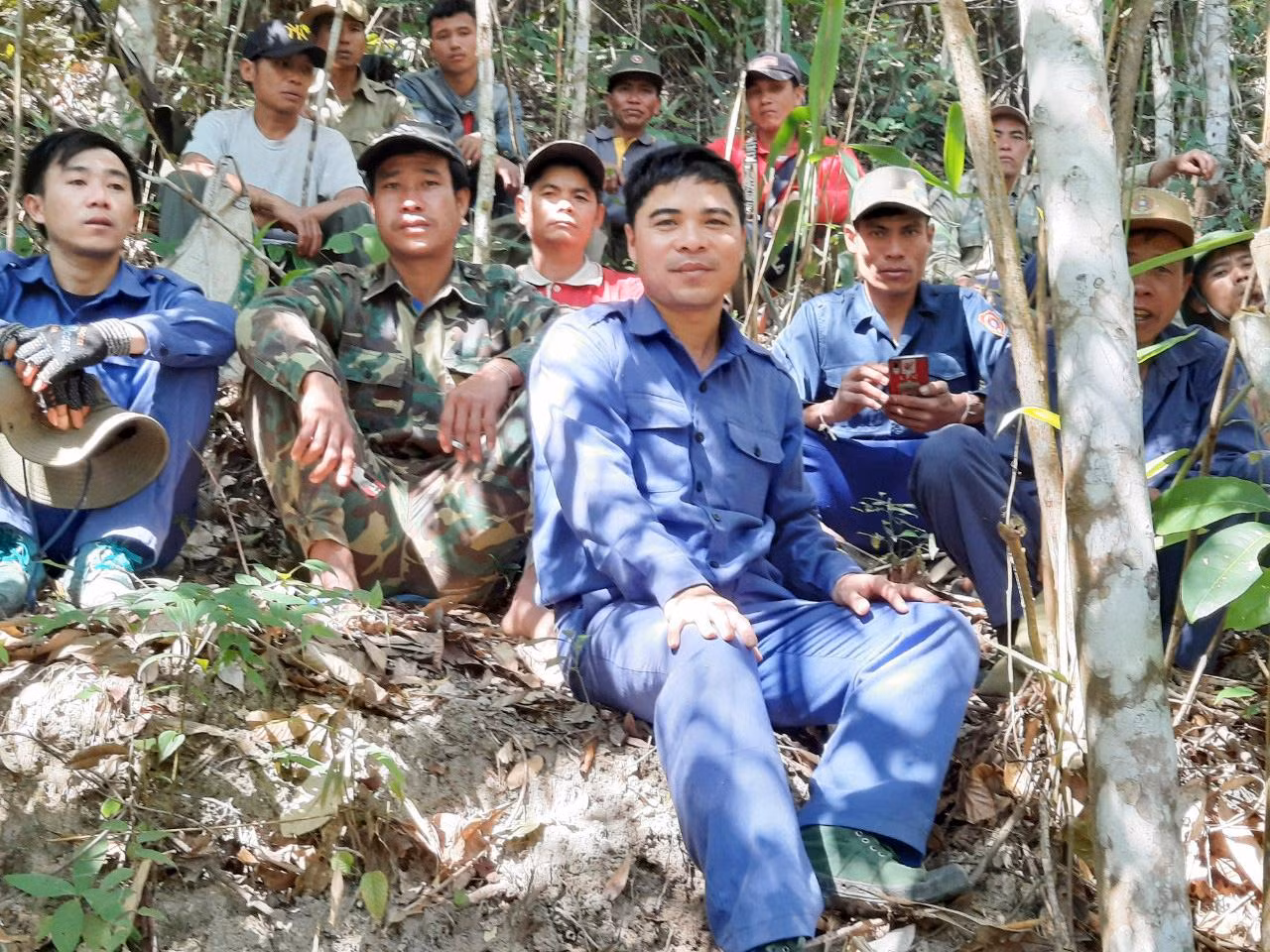 Phút nghỉ ngơi của cán bộ, chiến sỹ Đội Quy tập và người dân trong rừng