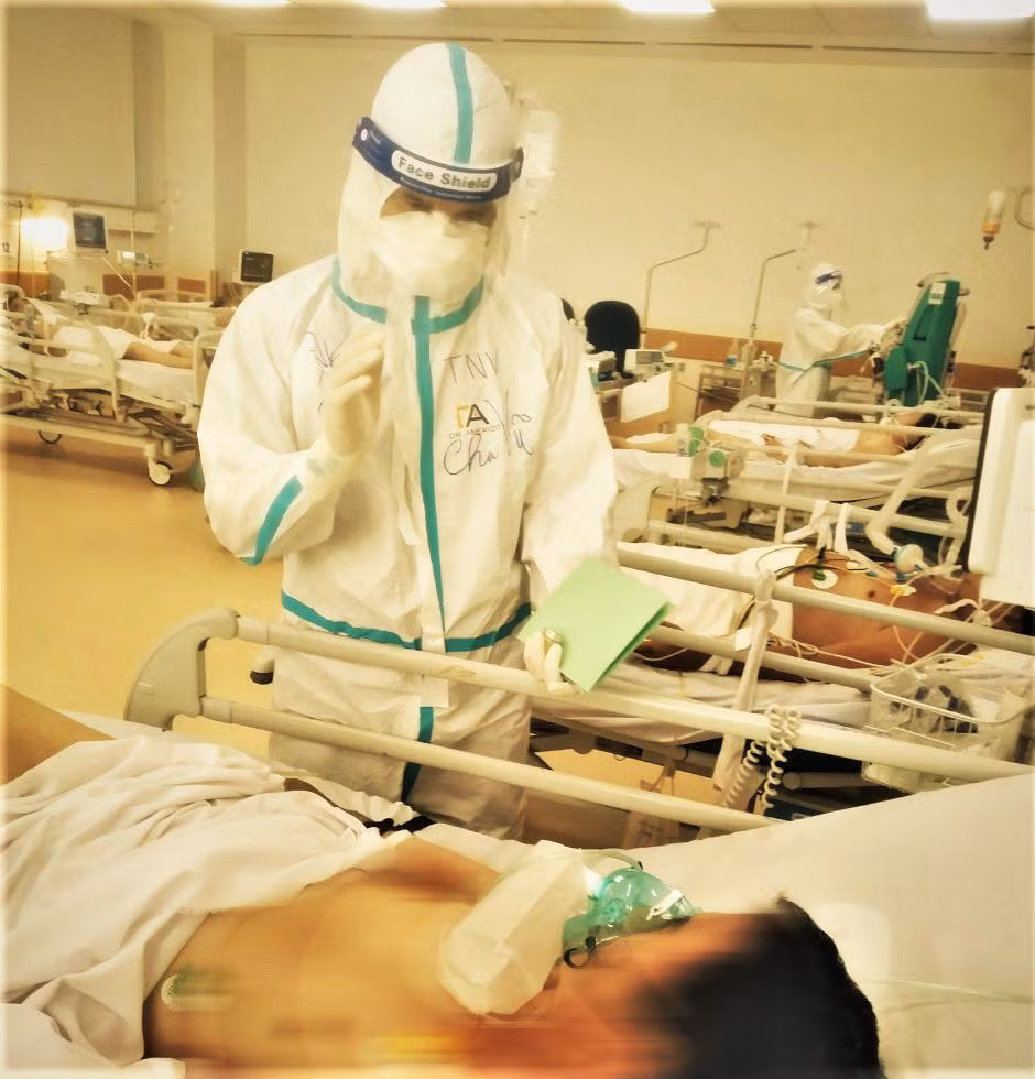 Tình nguyện viên là một vị linh mục trong bệnh viện dã chiến. (Ảnh tư liệu của Tòa Tổng giám mục Sài Gòn)