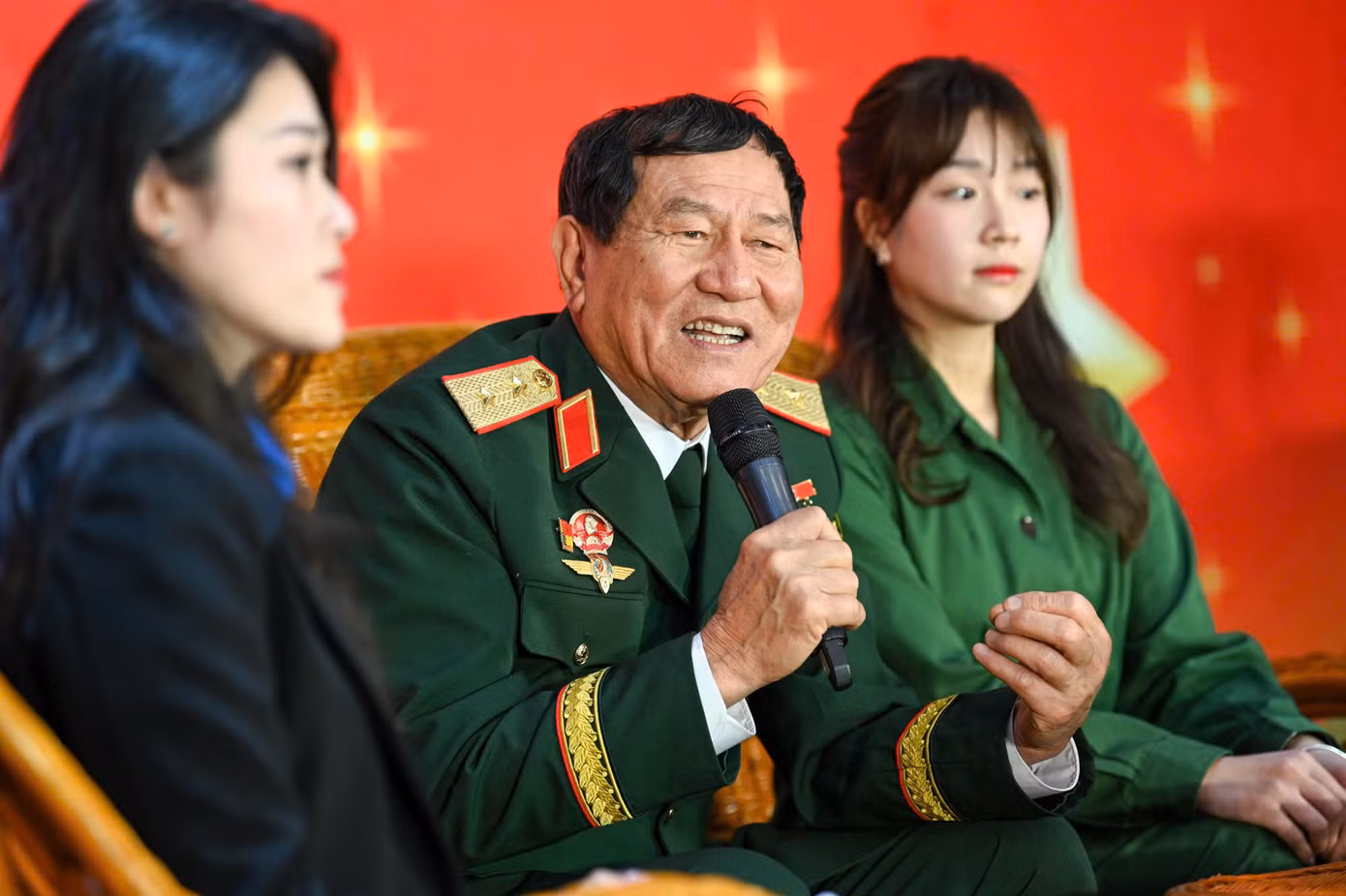 Anh hùng Phạm Tuân đã chia sẻ những kỷ niệm đáng nhớ trong quân ngũ.