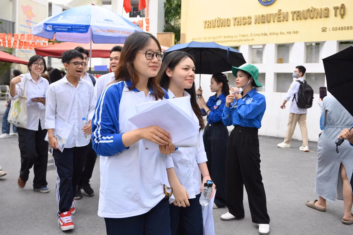 Thí sinh sau giờ làm bài thi môn Văn tại điểm thi trường THCS Nguyễn Trường Tộ (Đống Đa).