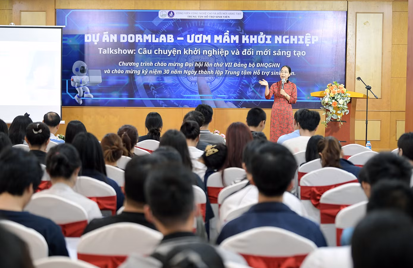 Talkshow nằm trong chuỗi chương trình DormLab – Ươm mầm khởi nghiệp từ ký túc xá do Trung tâm Hỗ trợ sinh viên (ĐHQG Hà Nội) khởi xướng.