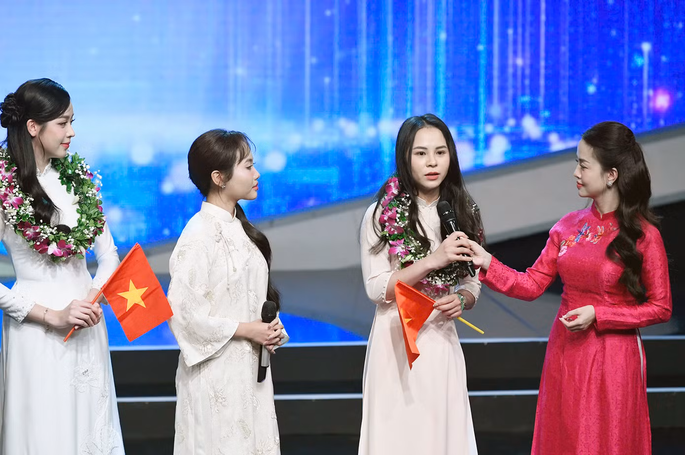 Hoa hậu Huỳnh Thị Thanh Thuỷ, ca sĩ Phương Mỹ Chi cùng xạ thủ Trịnh Thu Vinh trên sân khấu vinh danh Giải thưởng 'Gương mặt trẻ Việt Nam tiêu biểu' 2024.