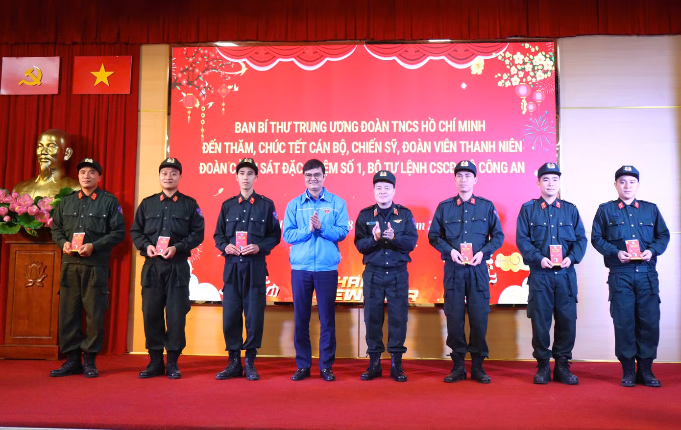 Anh Bùi Quang Huy - Ủy viên dự khuyết T.Ư Đảng, Bí thư thứ nhất T.Ư Đoàn, đã đến thăm và chúc Tết Đoàn Cảnh sát Đặc nhiệm số 1, Bộ Tư lệnh Cảnh sát Cơ động, Bộ Công an.
