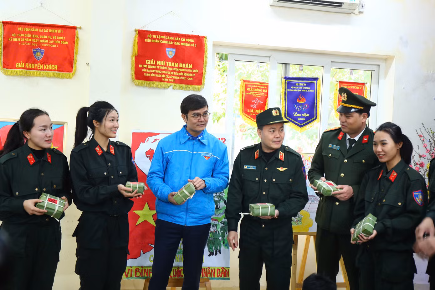 Anh Bùi Quang Huy - Ủy viên dự khuyết T.Ư Đảng, Bí thư thứ nhất T.Ư Đoàn, đã đến thăm và chúc Tết Đoàn Cảnh sát Đặc nhiệm số 1, Bộ Tư lệnh Cảnh sát Cơ động, Bộ Công an.
