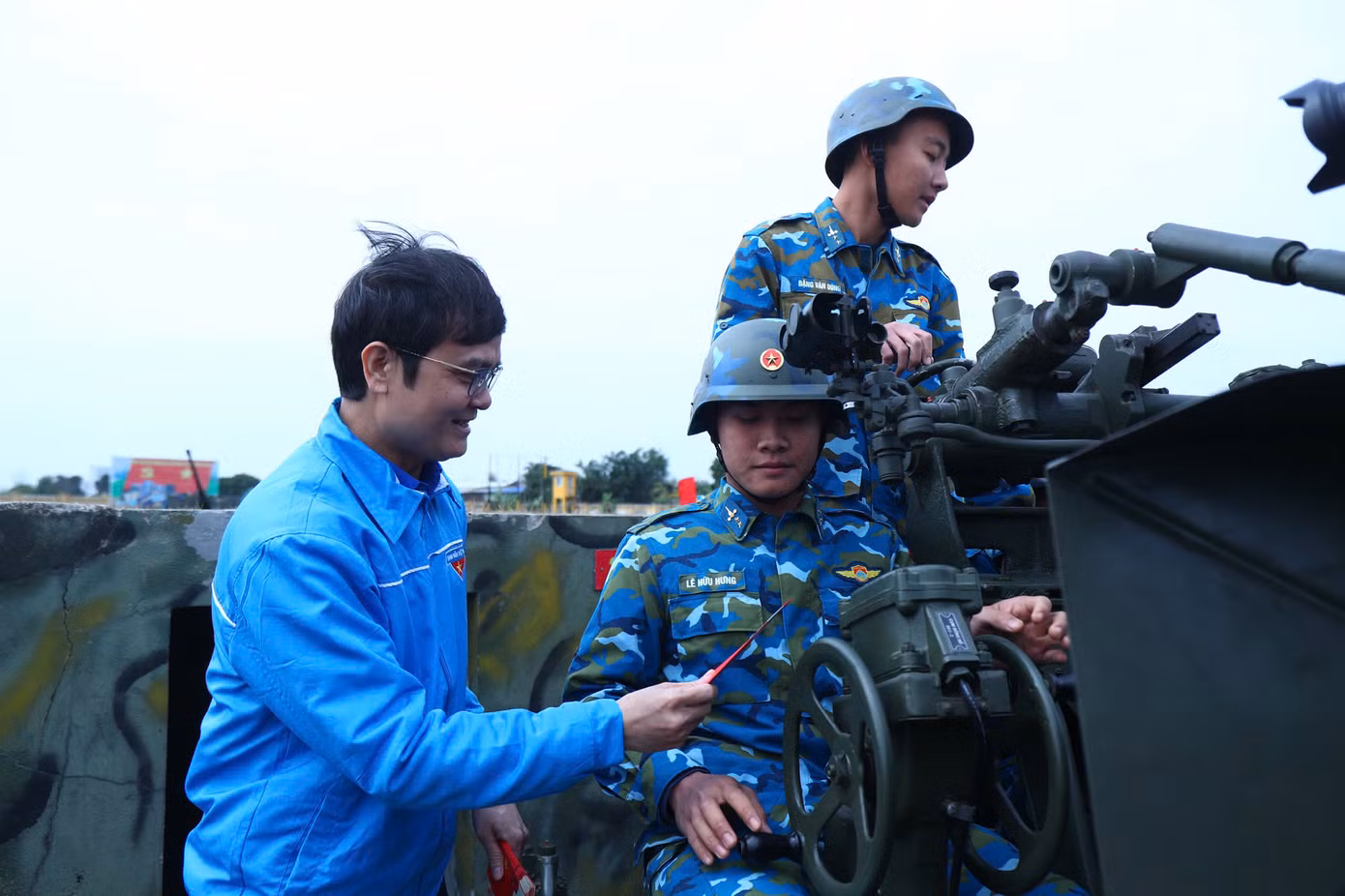 Anh Bùi Quang Huy cùng đoàn công tác đã đến thăm, chúc Tết cán bộ, chiến sĩ Đại đội 71, Trung đoàn 280, Sư đoàn 361, Quân chủng Phòng không - Không quân.