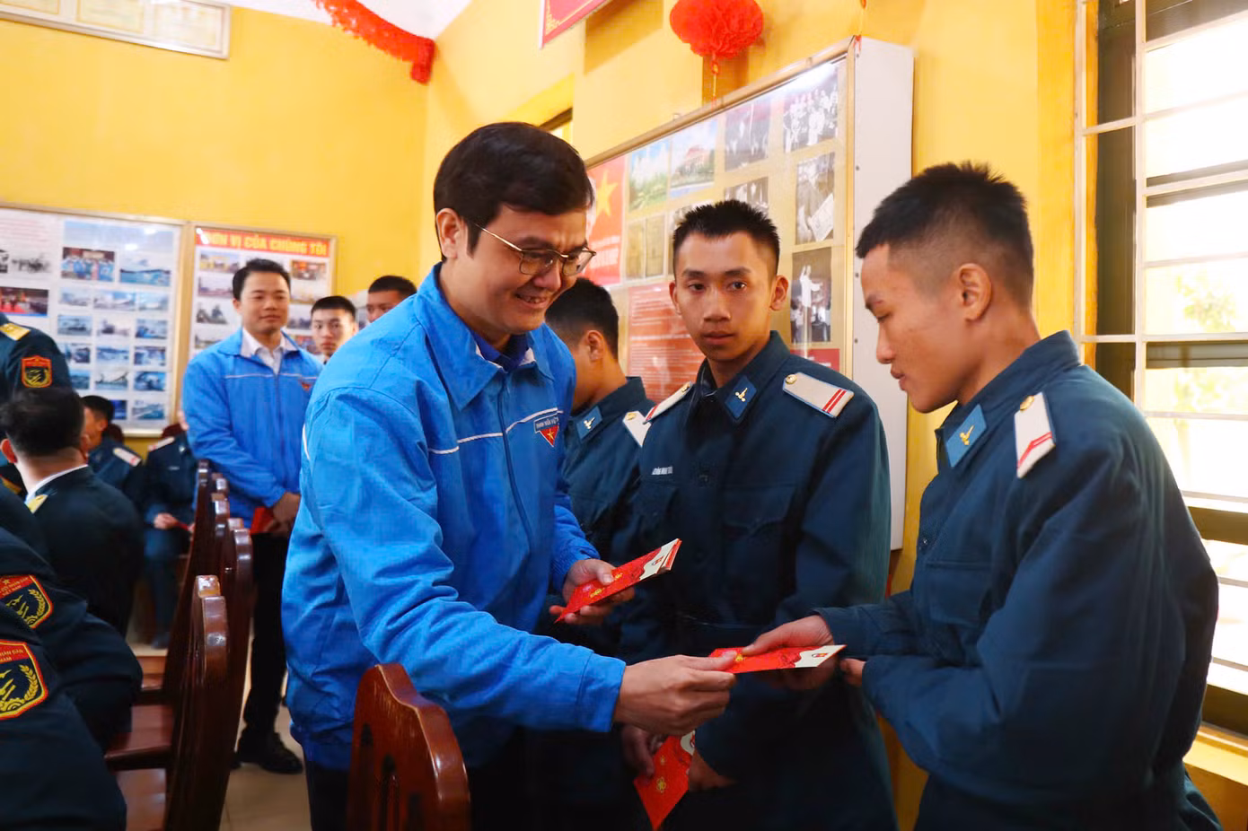 Anh Bùi Quang Huy cùng đoàn công tác đã đến thăm, chúc Tết cán bộ, chiến sĩ Đại đội 71, Trung đoàn 280, Sư đoàn 361, Quân chủng Phòng không - Không quân.