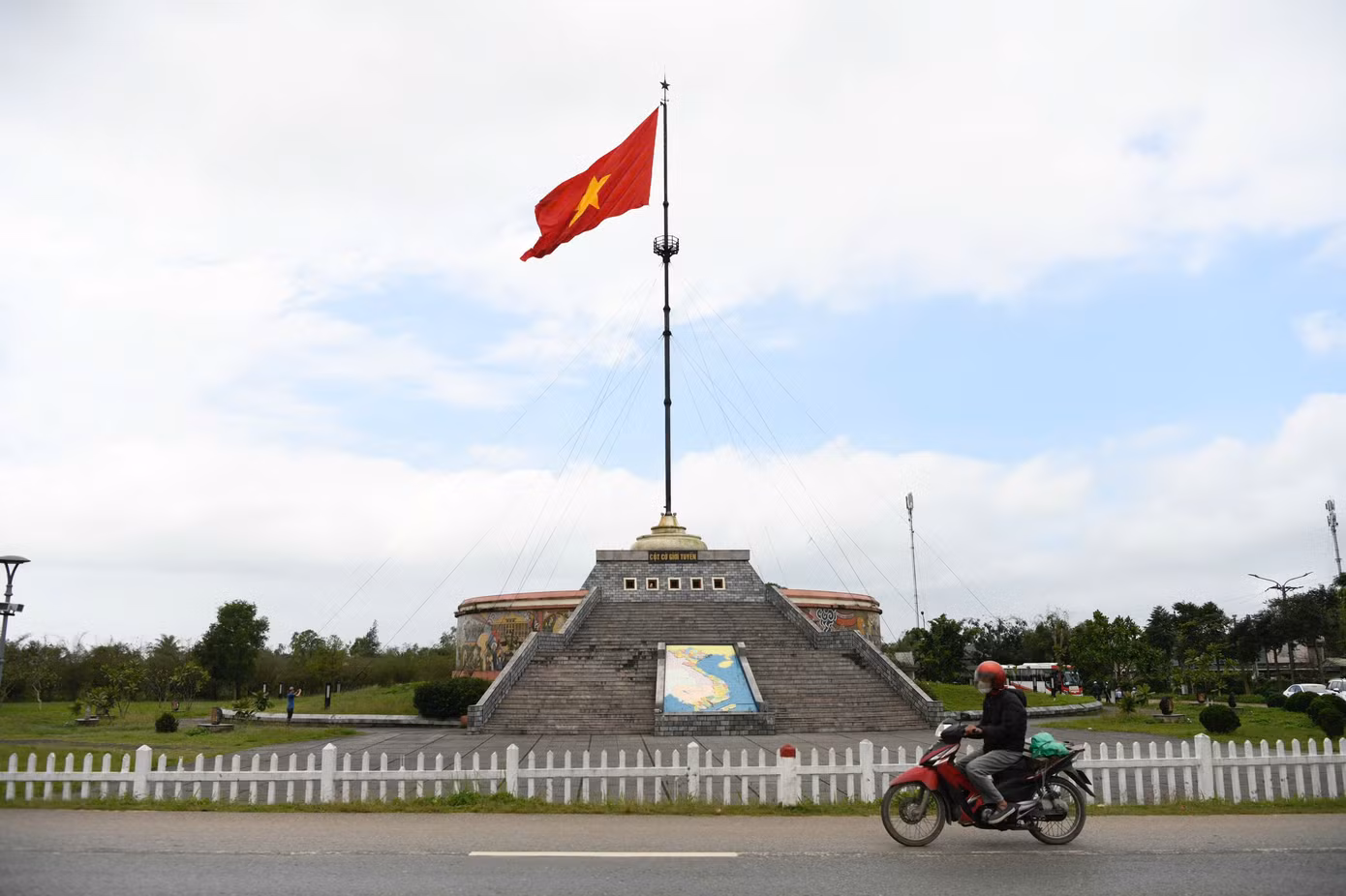 Cột cờ cũng được xây dựng theo mẫu thiết kế năm 1962 với chiều cao tương tự.