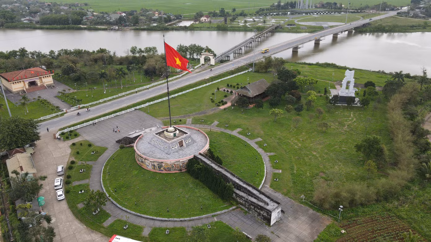 Cầu Hiền Lương nhìn từ trên cao.