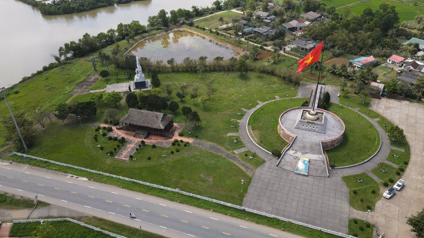 Cầu Hiền Lương nhìn từ trên cao.