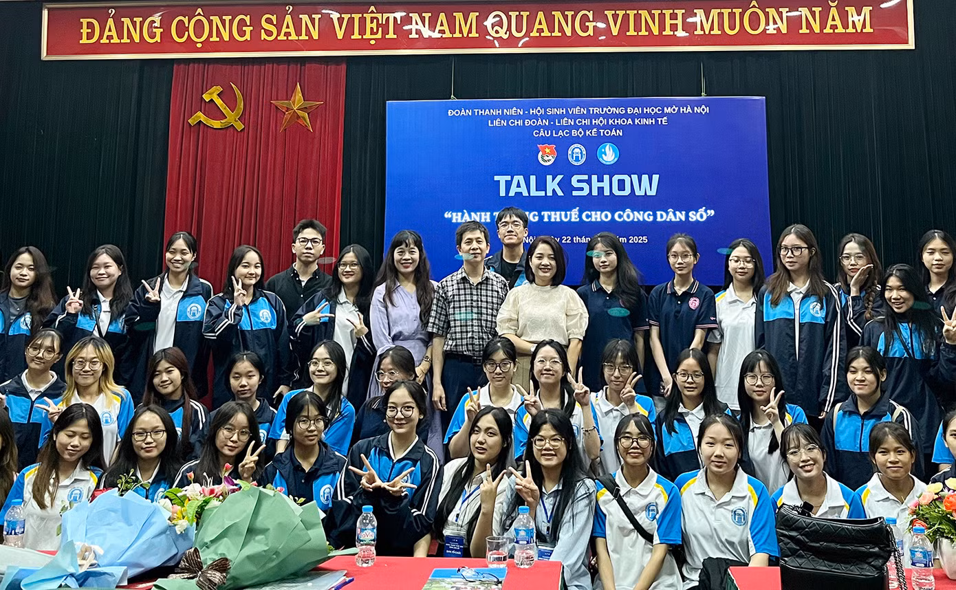 Sinh viên Hà Nội tìm hiểu Nghị định 70 về hóa đơn điện tử.