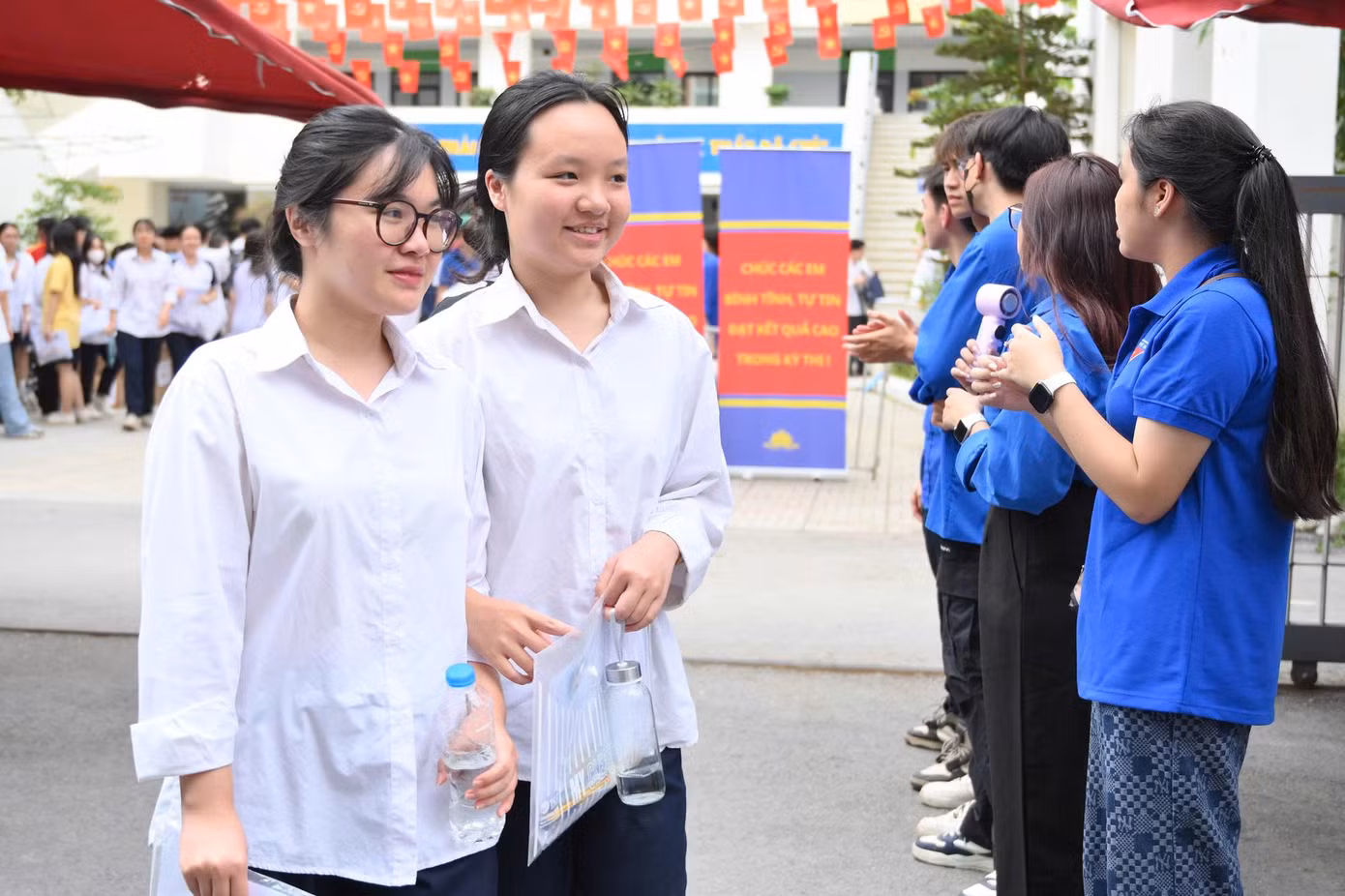 Nhiều nụ cười trong buổi thi đầu tiên.