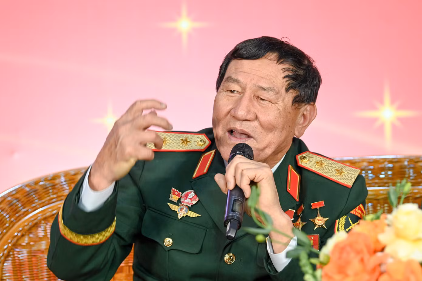 Anh hùng Phạm Tuân đã chia sẻ những kỷ niệm đáng nhớ trong quân ngũ.