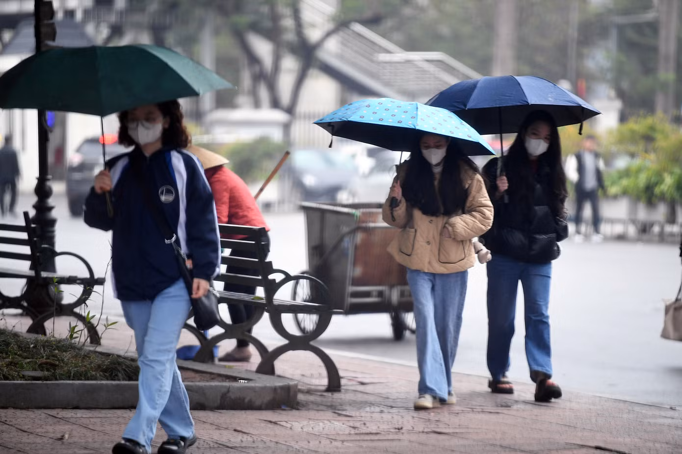 Sinh viên ĐHQG Hà Nội vượt mưa rét đến trường. Ảnh: DƯƠNG TRIỀU