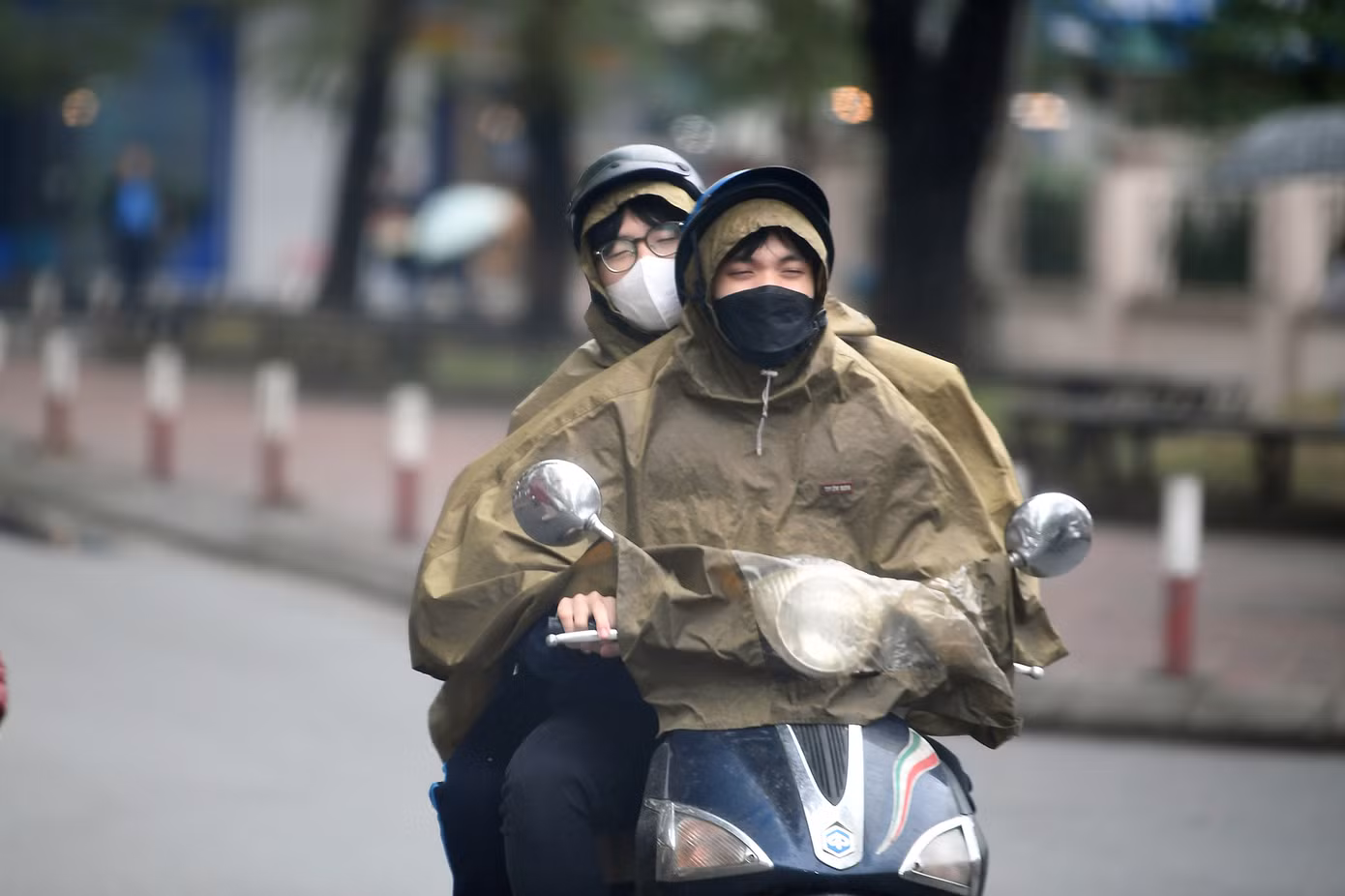 Dù đi học với phương tiện nào, sinh viên vẫn phải trang bị đủ đồ.
