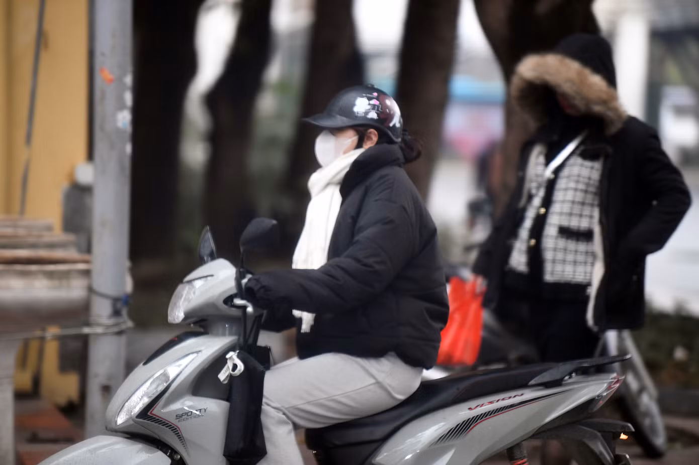 Dù đi học với phương tiện nào, sinh viên vẫn phải trang bị đủ đồ.