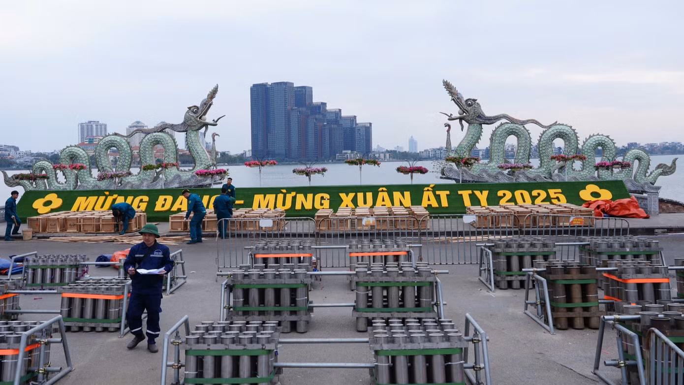 Các trận địa pháo hoa sẵn sàng khai hỏa đêm Giao thừa tại Hà Nội.
