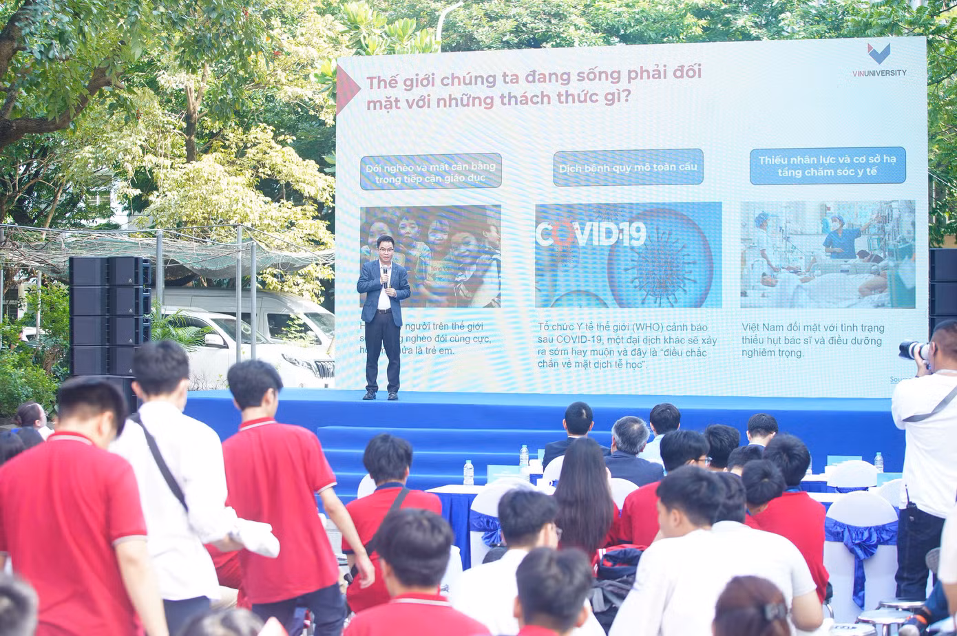 Hàng nghìn học sinh THPT tham dự chương trình.