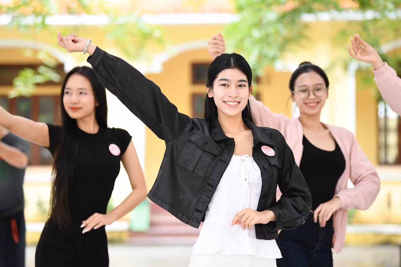 Bên cạnh đó, các gương mặt như Nguyễn Thanh Thảo, Bùi Thùy Nhiên, Võ Đoàn Bảo Hà ghi điểm nhờ ngoại hình ngọt ngào và phong cách tự nhiên, truyền cảm. Cô gái Huế Nguyễn Phương Nhi thì bày tỏ niềm tự hào khi được trình diễn ngay tại quê nhà: “Được toả sáng trên mảnh đất thân thương này là một vinh dự lớn trong đời”.