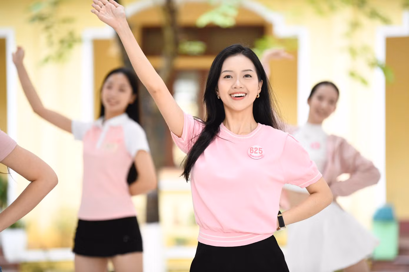 Trong khi đó, nhà báo Lê Xuân Sơn – cố vấn cuộc thi khẳng định: “Top 10 gần như đã dần hiện rõ. Tập thể thí sinh năm nay có tri thức, có cá tính và làm chủ được tình huống rất tốt – điều rất cần ở một ‘Hoa hậu Việt Nam’ trong thời đại mới”.