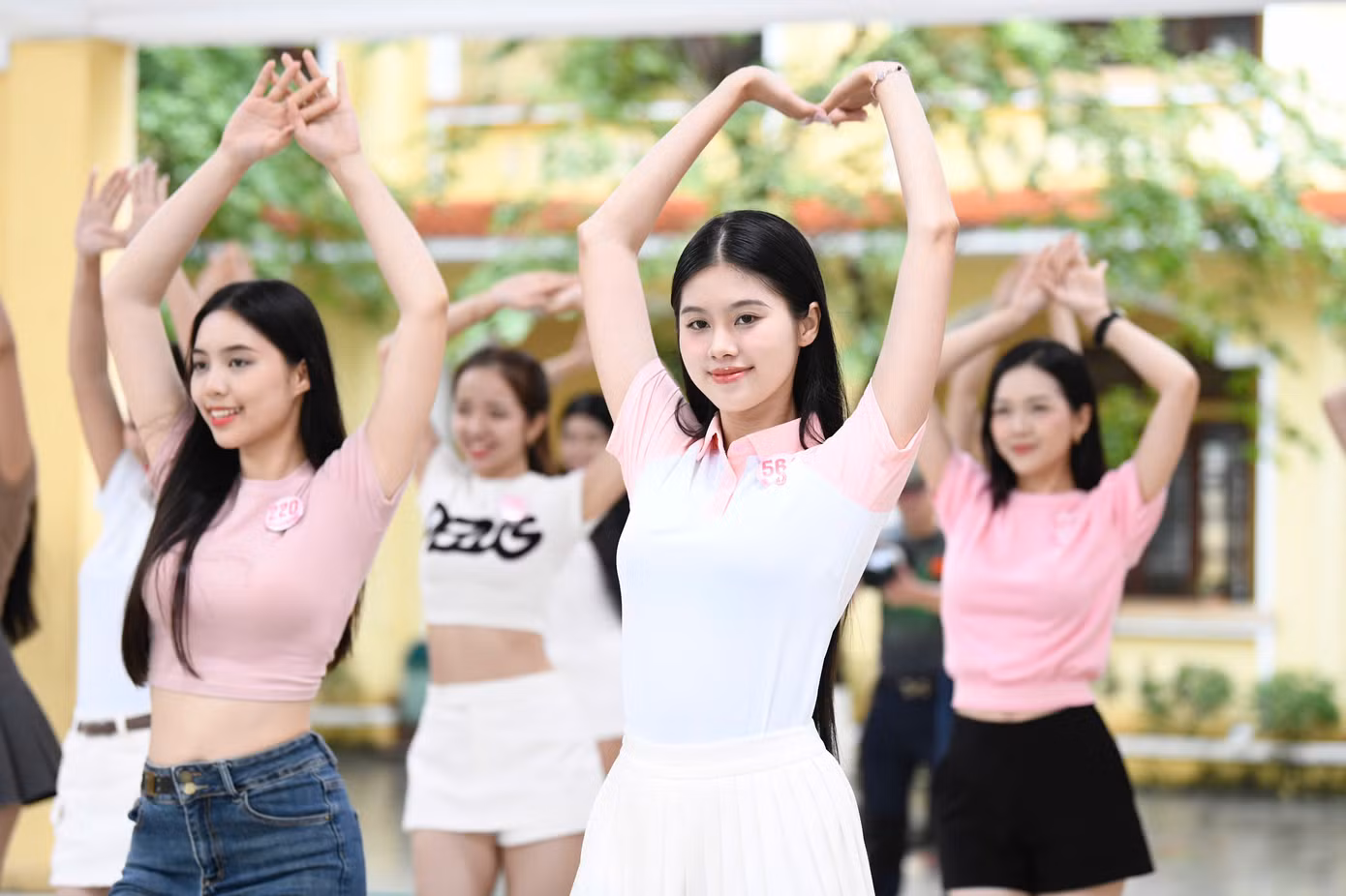Mặc những bộ trang phục năng động, khỏe khoắn, dàn thí sinh không chỉ luyện tập chăm chỉ mà còn truyền cho nhau nguồn năng lượng tích cực. Dù lịch trình dày đặc, họ vẫn không quên giữ nụ cười trên môi, cổ vũ và gắn bó như những người bạn thân thiết.