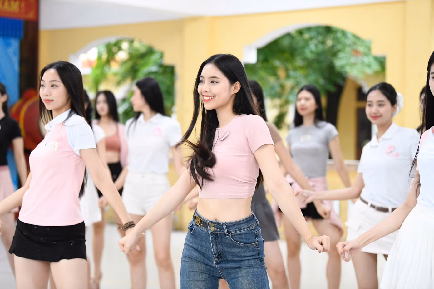 Giữa nhịp sống hối hả tại nhà chung, tình bạn đẹp giữa các thí sinh vẫn là điều khiến họ nhớ mãi. Trần Ngọc Châu Anh và Trần Thị Huyền Cơ là đôi bạn thân luôn sát cánh bên nhau trong mọi hoạt động.