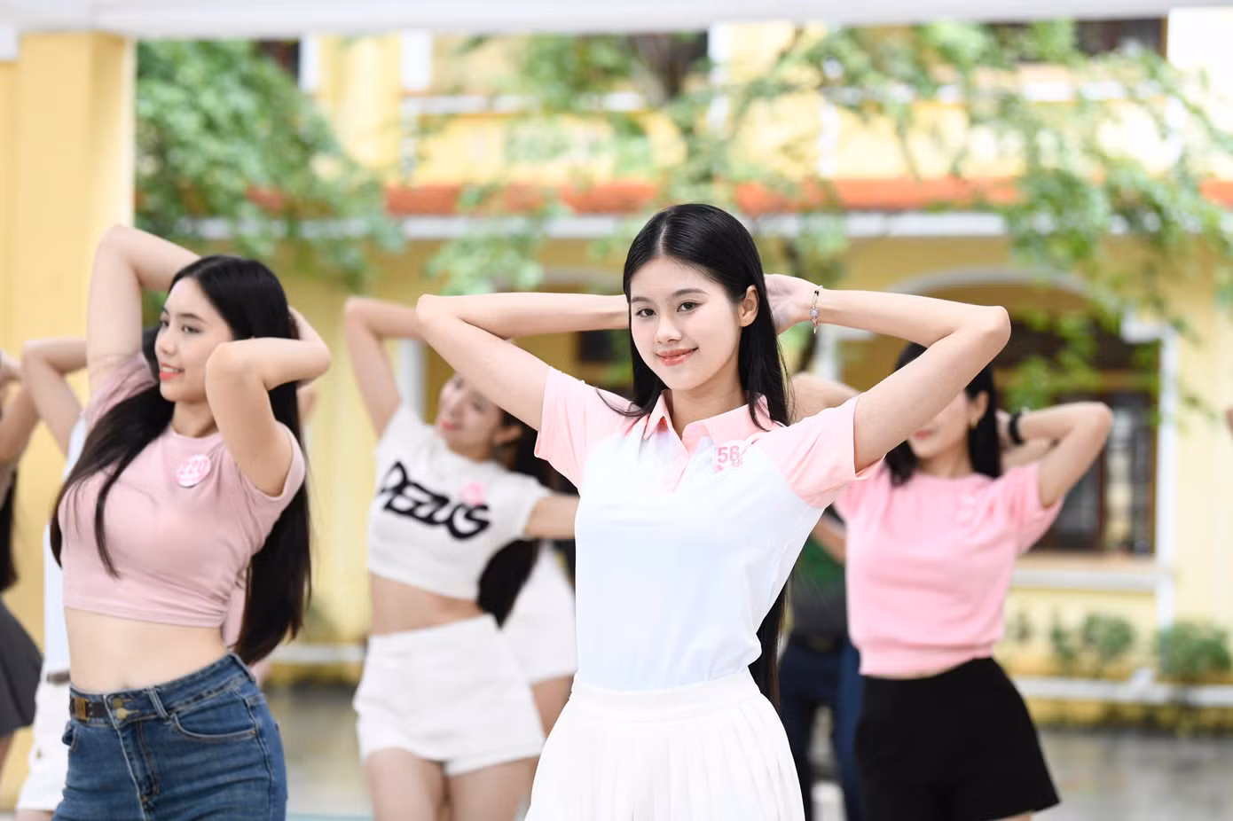 Mặc những bộ trang phục năng động, khỏe khoắn, dàn thí sinh không chỉ luyện tập chăm chỉ mà còn truyền cho nhau nguồn năng lượng tích cực. Dù lịch trình dày đặc, họ vẫn không quên giữ nụ cười trên môi, cổ vũ và gắn bó như những người bạn thân thiết.