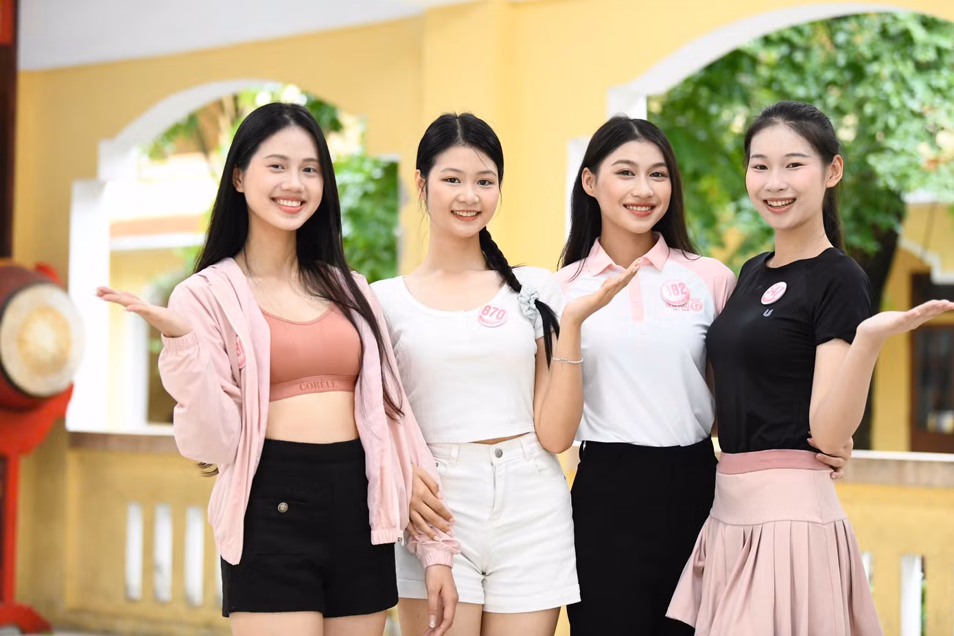 Trong khi đó, nhà báo Lê Xuân Sơn – cố vấn cuộc thi khẳng định: “Top 10 gần như đã dần hiện rõ. Tập thể thí sinh năm nay có tri thức, có cá tính và làm chủ được tình huống rất tốt – điều rất cần ở một ‘Hoa hậu Việt Nam’ trong thời đại mới”.