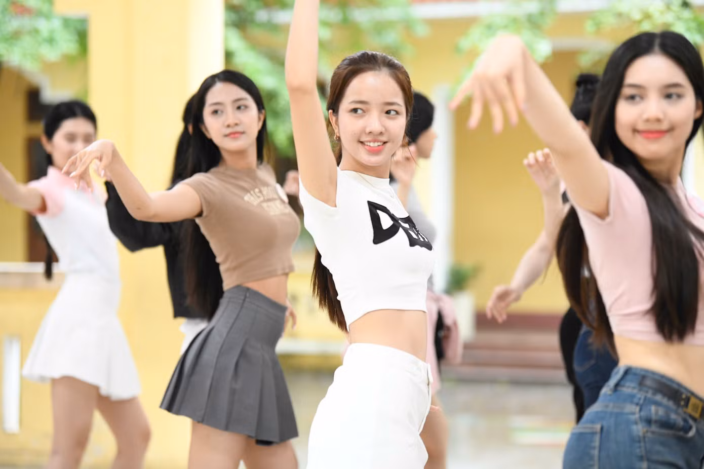 Mặc những bộ trang phục năng động, khỏe khoắn, dàn thí sinh không chỉ luyện tập chăm chỉ mà còn truyền cho nhau nguồn năng lượng tích cực. Dù lịch trình dày đặc, họ vẫn không quên giữ nụ cười trên môi, cổ vũ và gắn bó như những người bạn thân thiết.