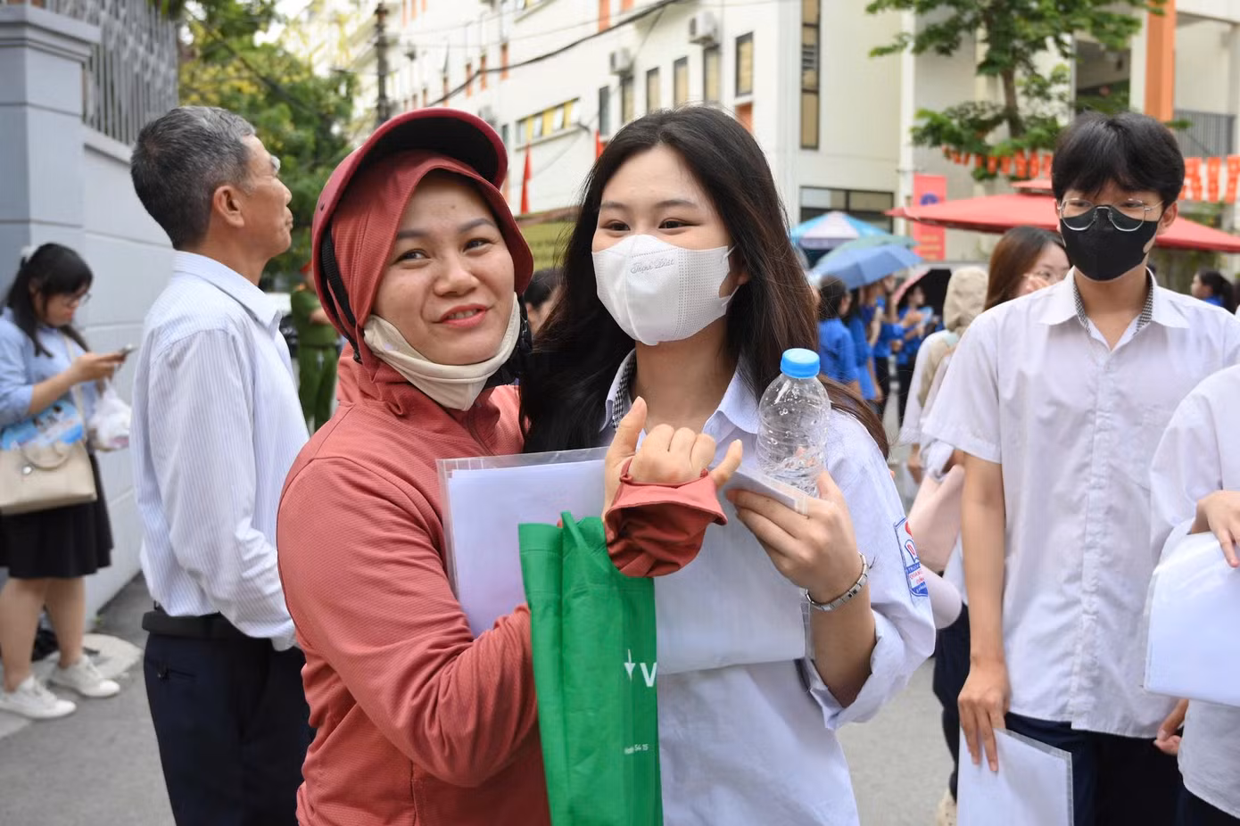 Một phụ huynh niềm nở với thí sinh trong buổi thi môn Văn.