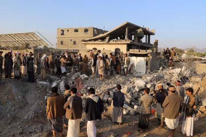 Một công trình bị hư hại do cuộc không kích của Mỹ ở Yemen. (Ảnh: Reuters)