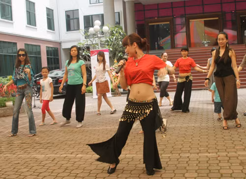 Khán giả học múa tại chương trình